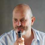 Portrait de Alejandro Dagfal au micro