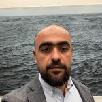 Portrait de Nabil Abu Ghunaimah, au dos l'océan