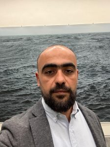 Portrait de Nabil Abu Ghunaimah, au dos l'océan